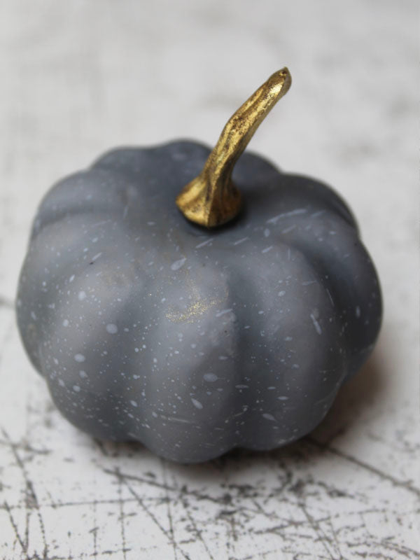 SMALL GREY PUMPKIN